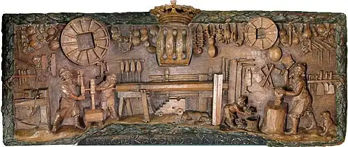 Beukenhouten gevelbord van een blokkenmakerij aan de Leuvehaven te Rotterdam (1694) (collectie Museum Rotterdam)