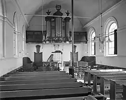 Interieur met orgel