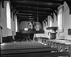 Interieur met preekstoel en orgel