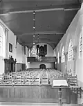 Interieur met het orgel op de achtergrond