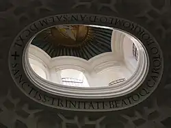 De achthoekige lantaarn in de koepel benadrukt …