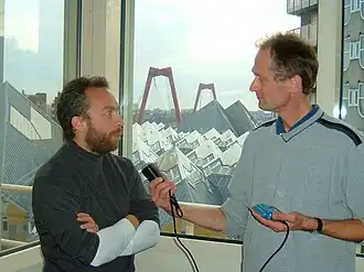 Herbert Blankesteijn (rechts) interviewt Jimmy Wales tijdens het symposium van nl.wikipedia 2004