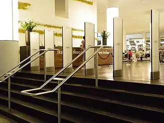 Werk van Claudy Jongstra aan de wand van de entree van de Openbare Bibliotheek Amsterdam