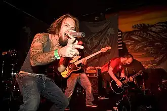 Intwine in augustus 2009 in Köln Underground.V.l.n.r.: Zanger Roger Peterson, bassist Pablo Penton en gitarist Jon Symons.