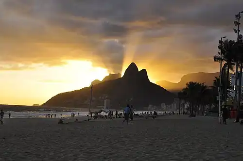 Zonsondergang op het strand van Ipanema met zicht op de rotsformatie Morro Dois Irmãos