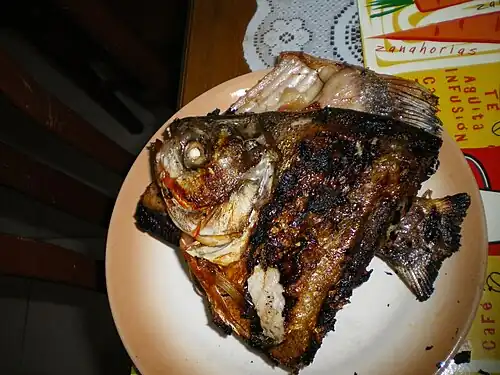 Gegrilde piranha in Iquitos, Peru
