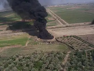 Een brandende Iraakse olieput. (foto: maart 2006)