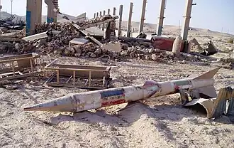 Het achtergelaten lege omhulsel van een Iraakse raket; alzo gevonden door Amerikaanse troepen in 2005.