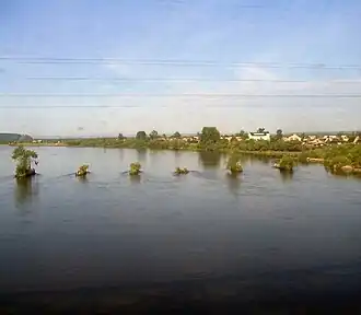 De Irkoet in de zomer, nabij Irkoetsk, waar de rivier in de Angara stroomt