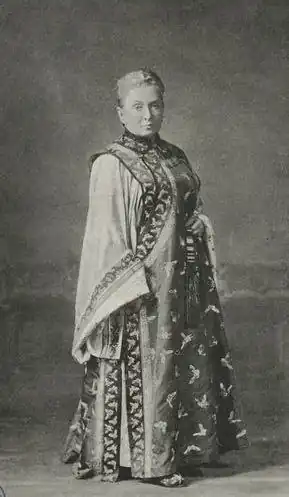 Isabella in Mantsjoerijse klederdracht verkregen tijdens een reis door China