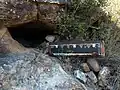 Grafkist ter markering van het tijdelijke rotsgraf van een bepaalde familie. De betreffende grafkist ligt hier zeker sinds begin jaren 1990