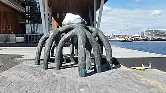 Het gebouw IJside met het kunstwerk Islanded