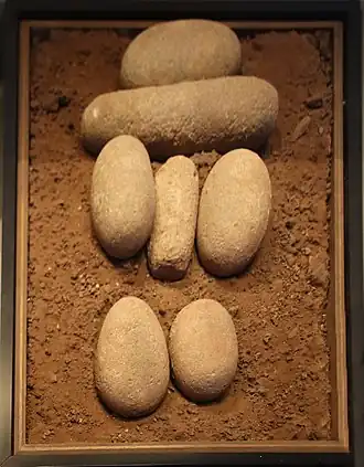 Schematische menselijke figuur gemaakt van kiezelstenen uit ʿAin Mallaha, Vroeg-Natufisch, 12.000 v.Chr.