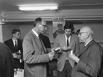 Johan Goslings (links), student (midden) en Piet Muntendam (rechts).