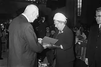 Bakhuizen biedt Koningin Juliana het eerste deel van de Opera Omnia van Erasmus aan (1969)