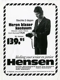 Jac Hensen staat zelf model voor zijn advertentie in 1978