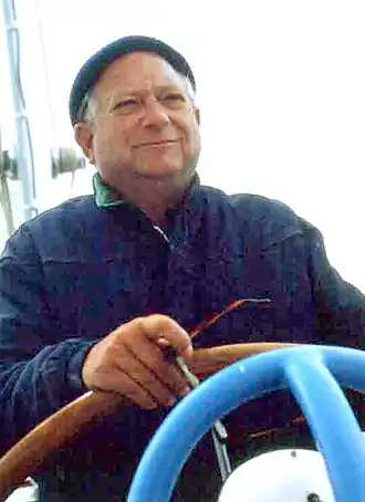 Jack Vance begin jaren '80 aan het roer van zijn zeilboot