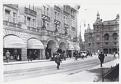 Het Hirschgebouw en de Stadsschouwburg (ca. 1900)