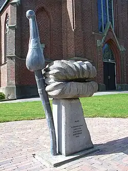 Het Jacobsmonument bij de kerk