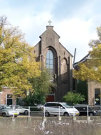 De Sint Jacobuskerk gezien vanaf de Zeedijk aan de westzijde van de Vecht