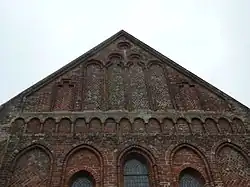 Romanogotische motieven in een van de buitenmuren