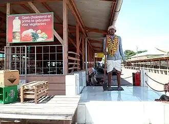 Standbeeld van Jai Kisan op de zondagsmarkt Kwatta