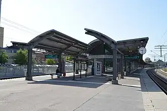 Het stationsgebouw op het eilandperron.