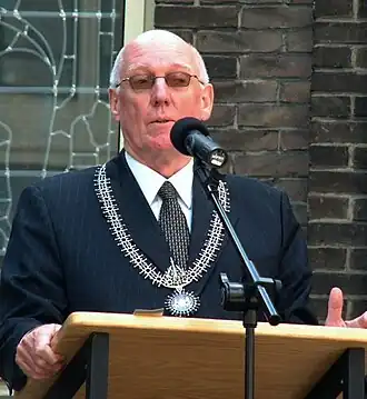 Jan Mans voor de Synagoge van Enschede in 2004