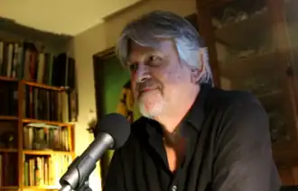 Striptekenaar Jan Bosschaert is te gast in de nostalgische podcast Akkerdjie (2024)