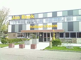 Het bedrijfspand aan de Neutronweg 9