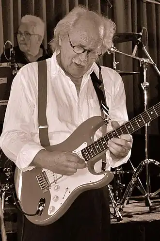 Jan de Hont tijdens een optreden met The Rocking Coasters in Oss