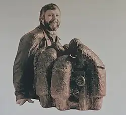 Jan van Halderen met het bronzen beeld De Operatie