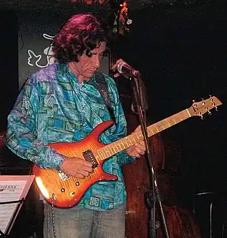 Jan Dumée bespeelt een D'Alegria Dimension JD