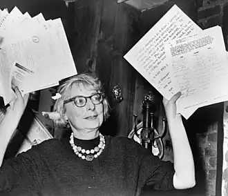 Jane Jacobs als voorzitter van een burgergroep uit Greenwich Village op een persconferentie in 1961