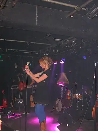 Zangeres Janne Schra live op 11 april 2008 in het Burgerweeshuis in Deventer