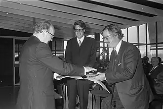 Bank (midden) en Ferd. Rondagh krijgen Mr. Blankensteinprijs (1970)
