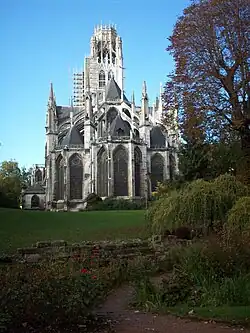 De kerk gezien vanuit het omliggende park