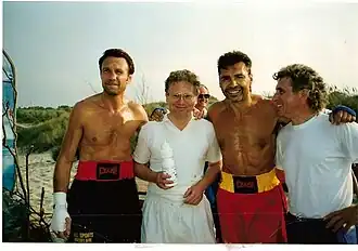 Jean-Pierre Coopman (links op de foto) met filmproducent Francis De Smet (midden) en Freddy De Kerpel (rechts) tijdens de boksmatch van de film Camping Cosmos te Westende in augustus 1995