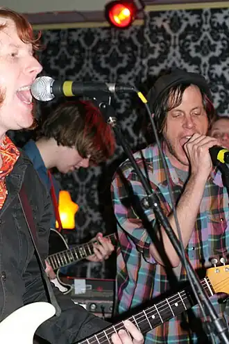 Bill Doss (links) en Jeff Mangum (rechts) in 2008