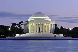 Het Thomas Jefferson Memorial (1939-1943) in Washington D.C. werd opgericht ter herdenking van de president. Het neoclassicistische ontwerp door architect John Russell Pope is geïnspireerd door het werk van Jefferson.