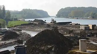 Werkzaamheden aan de Jeker nabij Kanne (2004). De rivier die via een duiker onder het Albertkanaal stroomt krijgt hier een meer natuurlijke loop