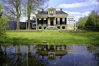 Het Jeltingahuis uit 1877, sinds 1961 onderdeel van het gemeentehuis van Achtkarspelen