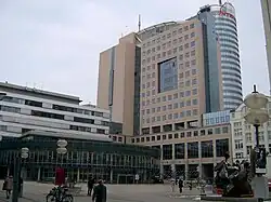 Na 1990 op de locatie van de voormalige fabriek van Carl Zeiss gebouwde universiteitsgebouwen aan de Ernst-Abbe-Platz