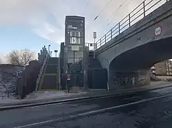 Trap en lift aan de noordkant.