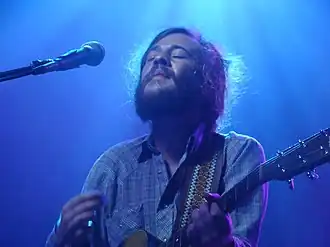 Gitarist en zanger Jesse Tabish tijdens een optreden van Other Lives op 20 mei 2009.