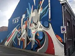 Dieper in gelegen voormalige gemeenteschool en later congregatiezaal, thans Jeugdhuis Tap