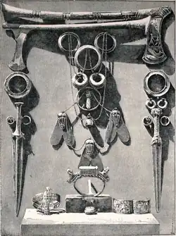 Ceremonieel wapentuig en juwelen van Ahhotep ILuxor Museum(ca. 1901)Tekening van Gaston MasperoVindplaats graftombe van Ahhotep IMet o.a. een bijl met Ahmose I die een Hyksos strijder neerslaat, en gouden vliegen van eer aan de koningin toegekend wegens haar rol bij het verslaan van de Hyksos