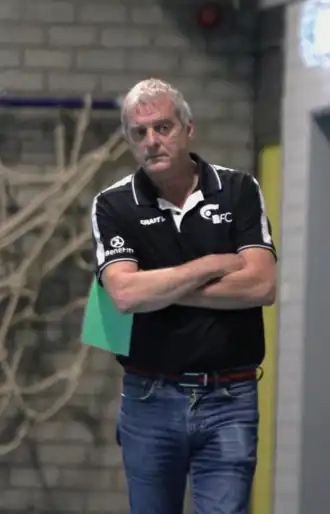 Jo Smeets als coach van BFC met een time-out kaart in zijn hand.