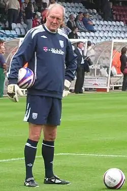 Joe Corrigan als keeperstrainer van West Bromwich op Glanford Park, Scunthorpe, op 22/09/2007