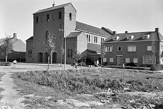 Johannes de Doperkerk in 1961 met rechts de pastorie en links de gymzaal.